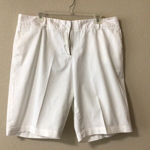 Liz Claiborne white short Size 16. Style is Jackie
